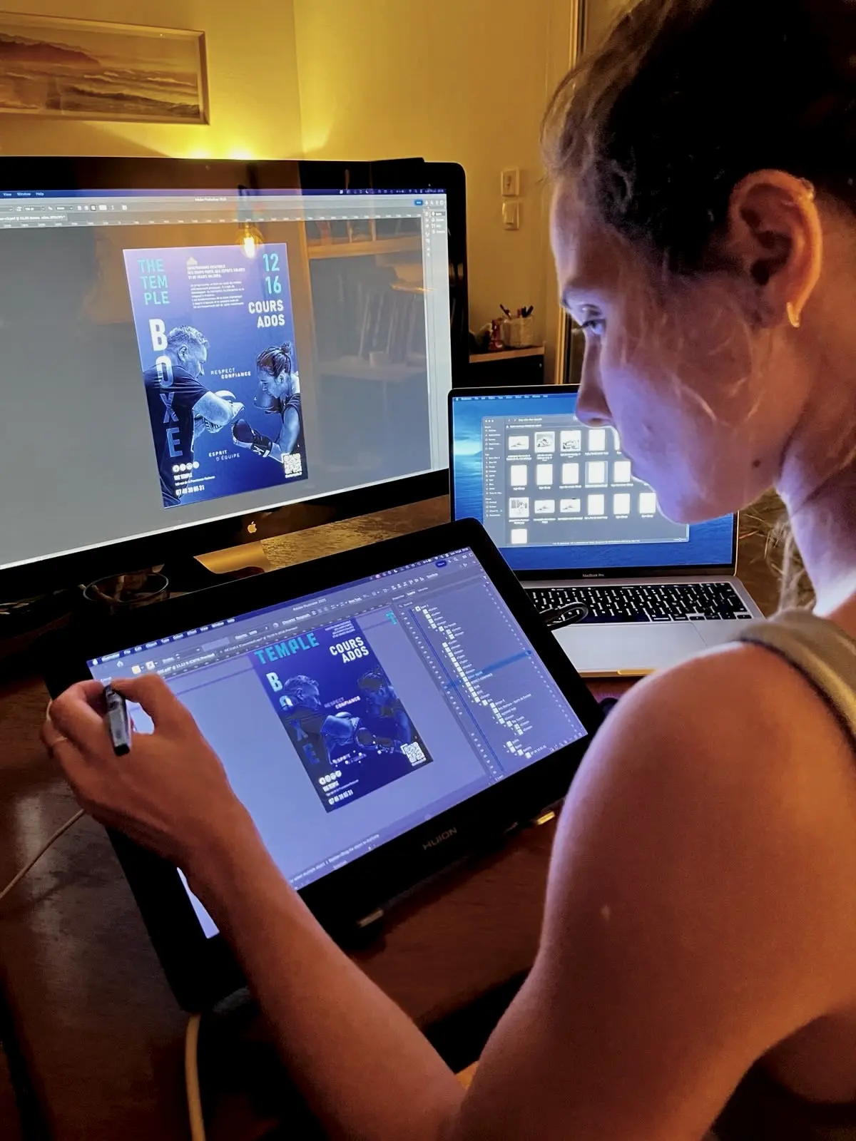 Solène Revert à son poste de travail, entre conception graphique, interfaces et outils numériques