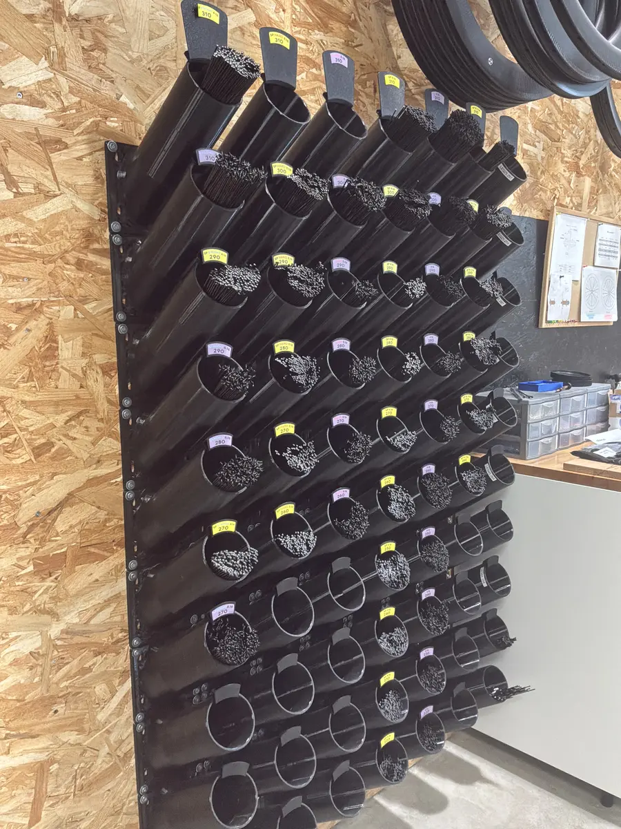 Supports muraux installés dans l’atelier et remplis de rayons